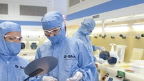 BASF Chemielaboranten begutachten die Oberflächenstruktur eines Siliziumwafers. Im Reinraumlabor führen die BASF-Experten Anwendungstests in den Bereichen Chemie und Oberflächenbearbeitung von Halbleitern durch.  Als einer der Marktführer in Asien und Europa verfügt BASF über ein großes Know-how im Bereitstellen von Prozesschemikalien und Lösungen für die Halbleiterindustrie.
Abdruck honorarfrei. Copyright by BASF.
Chemical lab technicians inspect the surface structure of a silicon wafer. In the clean room laboratory, BASF experts carry out application tests in chemistry and in semiconductor surface conditioning. As a leading market player in Asia and Europe, BASF has strong expertise in delivering process chemicals and solutions for the semiconductor industry.  
Print free of charge. Copyright by BASF. BASF Chemielaboranten begutachten die Oberflächenstruktur eines Siliziumwafers. Im Reinraumlabor führen die BASF-Experten Anwendungstests in den Bereichen Chemie und Oberflächenbearbeitung von Halbleitern durch.  Als einer der Marktführer in Asien und Europa verfügt BASF über ein großes Know-how im Bereitstellen von Prozesschemikalien und Lösungen für die Halbleiterindustrie.
Abdruck honorarfrei. Copyright by BASF.
Chemical lab technicians inspect the surface structure of a silicon wafer. In the clean room laboratory, BASF experts carry out application tests in chemistry and in semiconductor surface conditioning. As a leading market player in Asia and Europe, BASF has strong expertise in delivering process chemicals and solutions for the semiconductor industry.  
Print free of charge. Copyright by BASF.